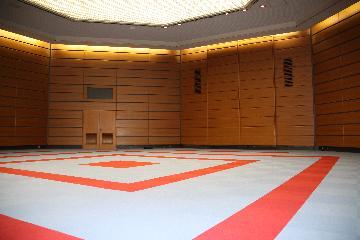 別棟ホールの利用例写真。机、椅子なしの様子。