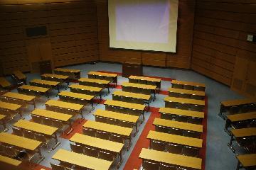 別棟ホールの利用例写真。教室形式に机を並べた様子。