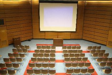 別棟ホールの利用例写真。シアター形式に机を並べた様子。