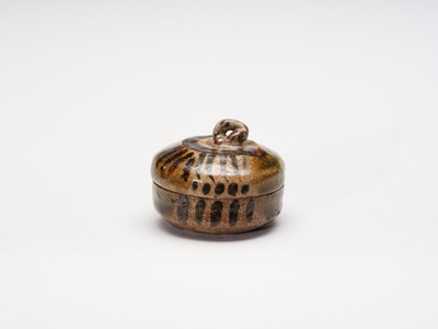 写真：名古屋市博物館が所蔵している織部香合、蓋付きの小さな器