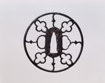 写真：名古屋市博物館所蔵の刀の鍔、花に雁透のデザイン