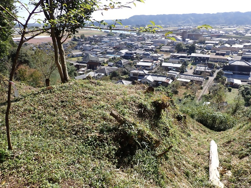 高城跡から小丸川を隔てて根白坂古戦場方面(奥の台地)をのぞむ