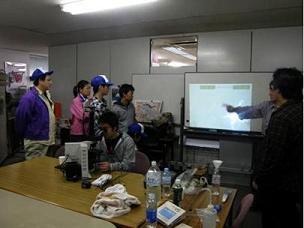 写真：「顕微鏡をのぞいてみよう！－水の中の小さな生きもの－」講義の様子