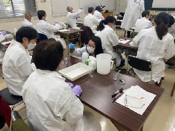 写真:名古屋で見つかる「珪藻」の観察をしている様子