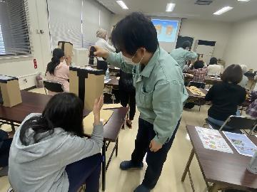 写真:光を無数の色に分ける装置である、簡易分光器を作成している様子