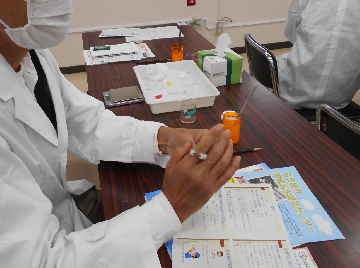 写真:紫外線について学んでいる様子