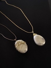 写真:実験廃液から作成したアクセサリー