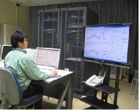 写真:コンピュータ室に設置されている常時監視システムの中央監視局になります。