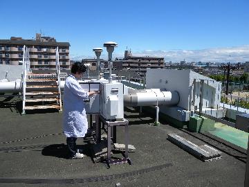 写真:研究所屋上でのサンプリングの様子