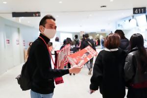 写真：オリジナルクリアファイルを配布