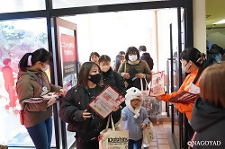 写真:オリジナルクリアファイルを配布しました。1