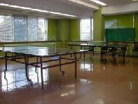 卓球台が2台写っている卓球室の写真