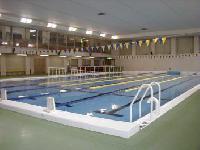 全部で6コースある温水プールの写真