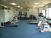 エアロバイクなどの器具が写っているトレーニング室全体の写真