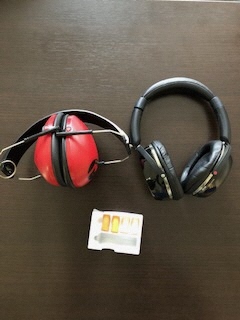 イヤーマフ、ノイズキャンセリングヘッドホン、耳栓の写真