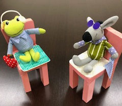 イヤーマフとサングラスをしたぬいぐるみの写真