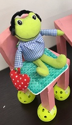 写真:椅子の足にテニスボールがついたぬいぐるみ