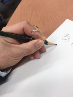 写真:えんぴつの持ち方(左手)