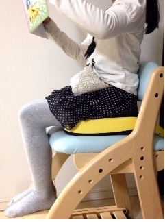 クッションに座った写真