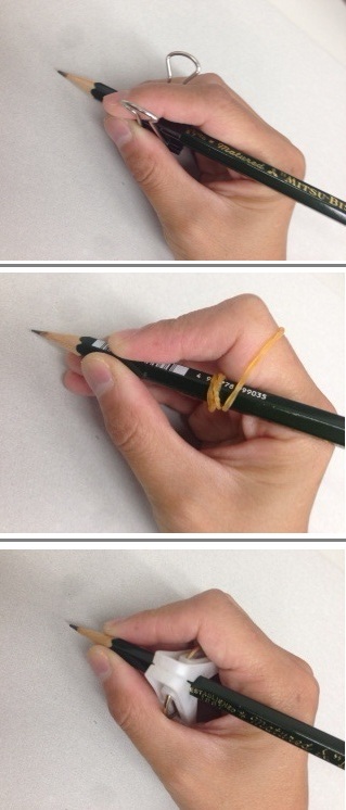 えんぴつにクリップ、輪ゴム、洗濯ばさみをつけて持つ写真