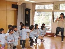 子どもたちがリズム遊びやゲームをしている写真