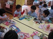 子どもたちが弁当を食べている写真