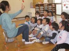 子どもたちが先生の話を聞いている写真