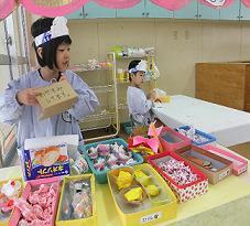 手作りのケーキでお店やさんごっこをしている写真