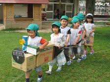 列車ごっこをしている写真