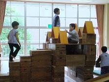 大きな積み木の上に乗って遊んでいる写真