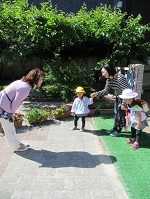 園長先生に朝の挨拶をしている写真