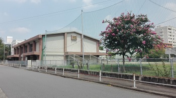 私立中学校の西側の写真