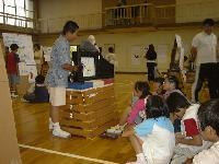 写真:小学校 参加型の授業参観で発表する6年生