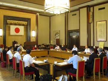 写真：会議の様子(第5回市民会館の整備検討懇談会)