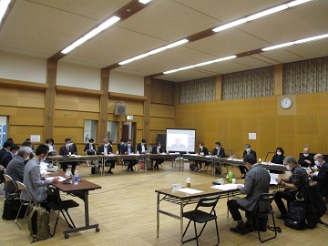 写真：会議の様子(第6回市民会館の整備検討懇談会)