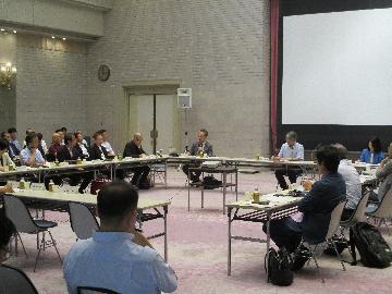 写真：会議の様子(第1回市民会館の整備検討懇談会)