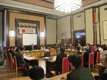 写真：会議の様子(第4回市民会館の整備検討懇談会)