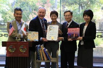 写真：図書贈呈式