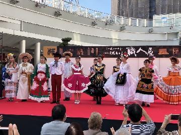 写真：メキシコ民族衣装ファッションショー