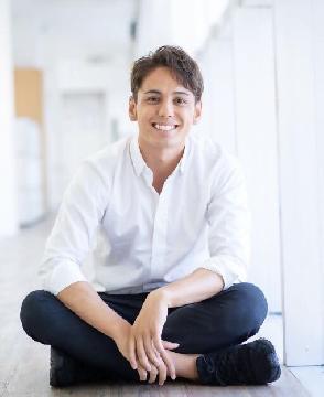 写真：ヴィトル（タレント）