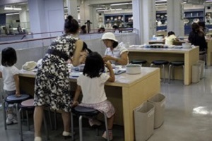 ノリタケの森館内で体験教室を楽しむ子どもたちの写真