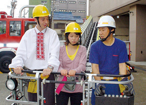 写真：留学生による消防署見学の様子