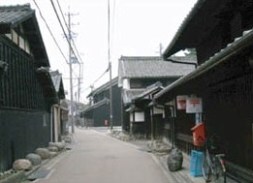 身近な歴史的建造物が建ち並ぶ界隈の写真