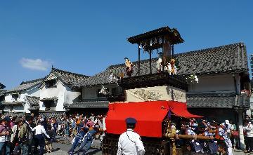 写真:東海道を曳かれる山車