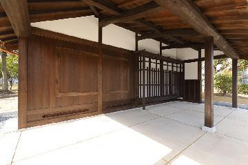 写真：熱田魚問屋モニュメント（庇部分）