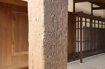 写真：モニュメント内部（柱）