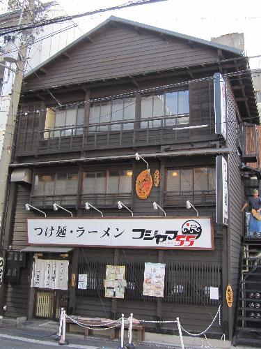 写真：大須木造三階建