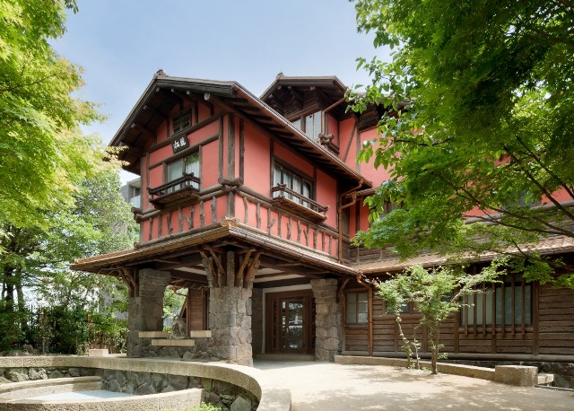 揚輝荘南園にある聴松閣の外観写真