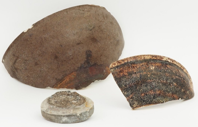 堀から出土した天目茶碗の写真