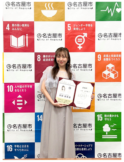 写真：須田さんが委嘱状を持った様子